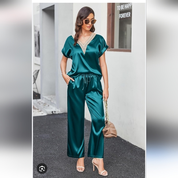 Silky Soft Satin Set - Picture 2 of 3